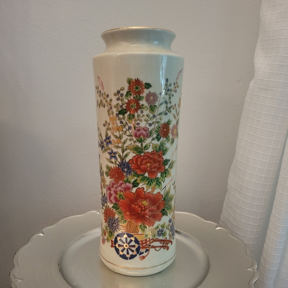 JAPANESE PORCELAIN FLORAL VASE DESIGN - Picture 2 of 5
